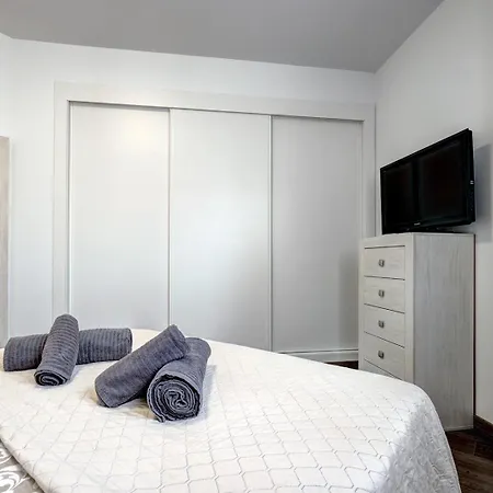Terrace, Parking & Pool Apartment *