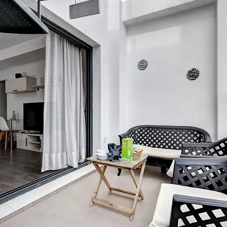 Terrace, Parking & Pool Apartment *